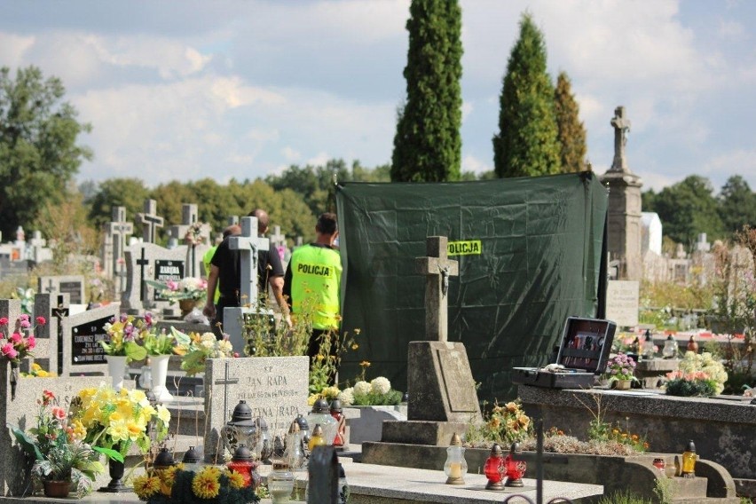 Policjanci na miejscu tragedii. Ksiądz Bogusław P. przed...