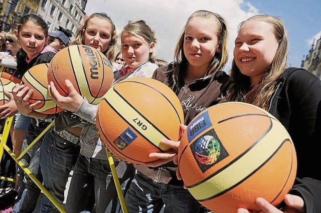 Z basketu we Wrocławiu zostały już tylko rozgrywki WroNBA i próby bicia rekordu Guinnessa. Pod oknami prezydenta