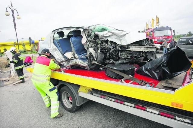 Renault talia, którym ofiary wypadku jechały z Rzeszowa na lotnisko w Balicach, zostało kompletnie zniszczone