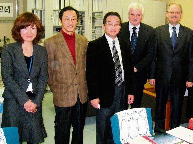 Dwaj prorektorzy Politechniki (po prawej) z Japończykami