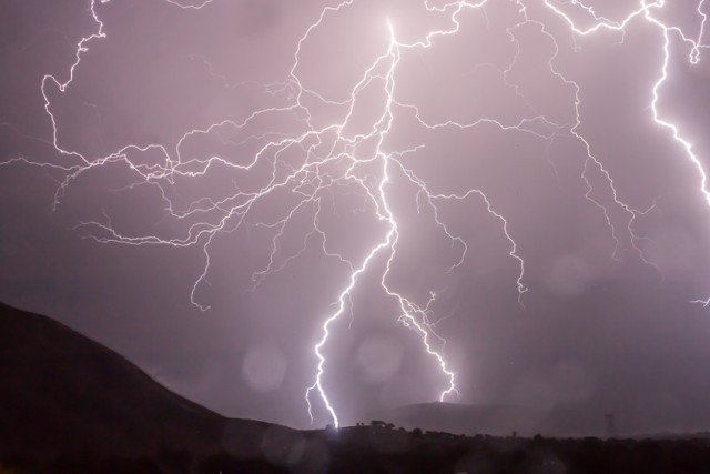 Meteorolodzy ostrzegają przed intensywnymi opadami deszczu z burzami