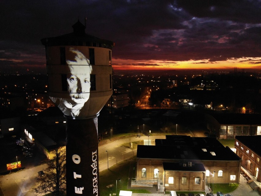 Niezwykła, patriotyczna iluminacja na terenie kopalni Ignacy w Rybniku-Niewiadomiu. Zobacz jak się prezentuje po zmroku 