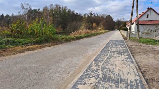 Nowy chodnik w miejscowości Międzybórz. Inwestycja poprawi bezpieczeństwo mieszkańców.