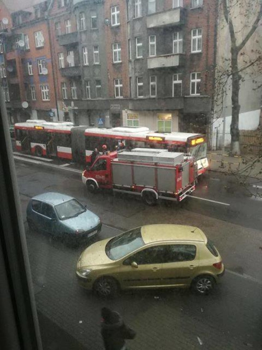 Wypadek w Bytomiu. Autobusu linii 820 zderzył się z koparką [ZDJĘCIA]