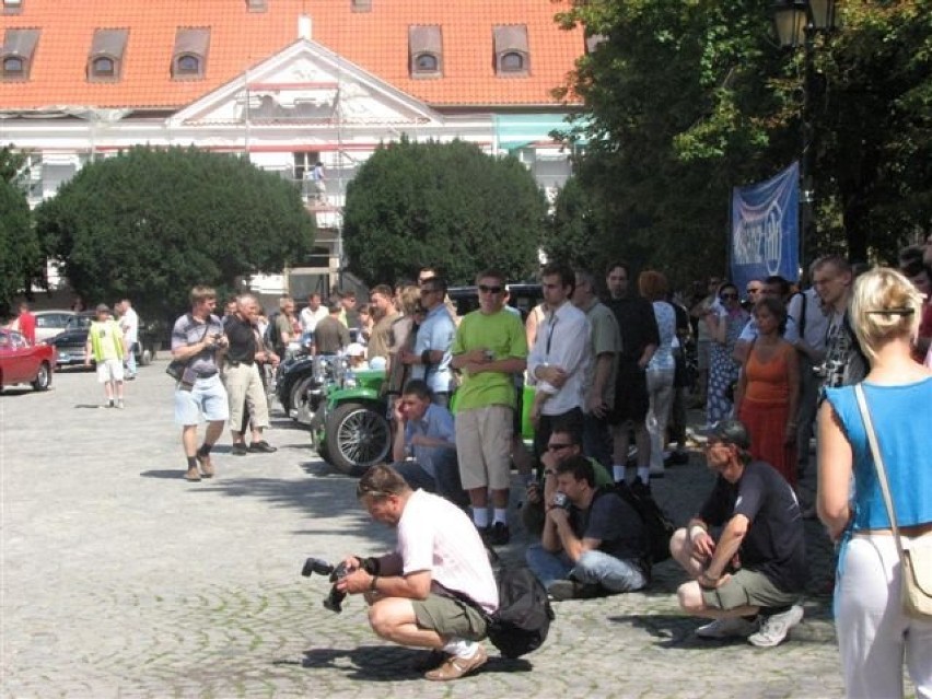 Na Rynku zebrała się niemała publiczność, wiele osób robiło...