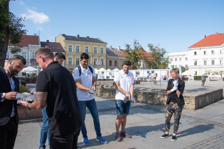 Na Rynku w Kielcach powstała doniczkowa łąka kwietna. Rośliny sadzili zawodnicy Vive Łomża Kielce (WIDEO, zdjęcia)  