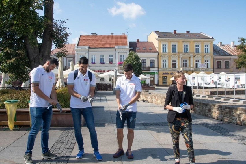 Na Rynku w Kielcach powstała doniczkowa łąka kwietna. Rośliny sadzili zawodnicy Vive Łomża Kielce (WIDEO, zdjęcia)  