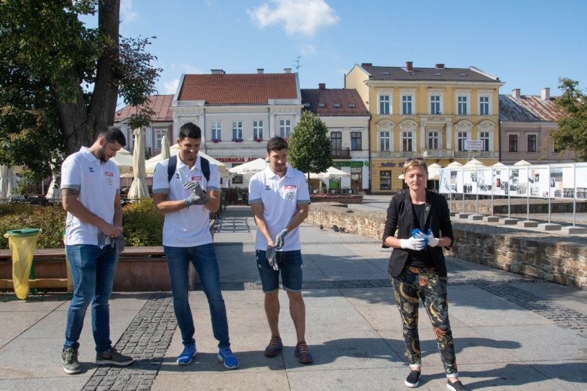 Na Rynku w Kielcach powstała doniczkowa łąka kwietna. Rośliny sadzili zawodnicy Vive Łomża Kielce (WIDEO, zdjęcia)  