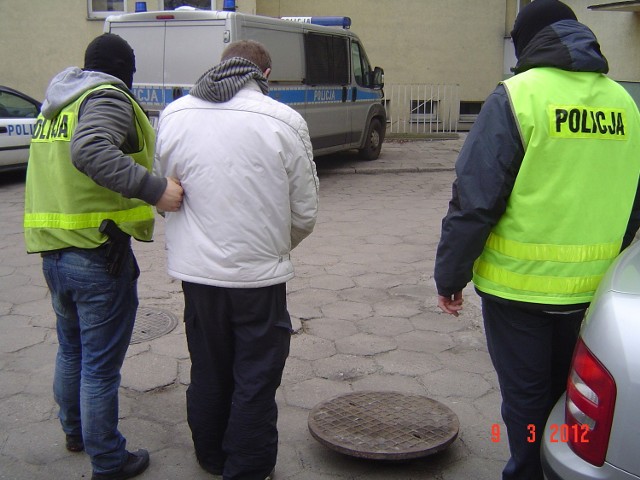 Policja w Łasku złapała złodzieja. Kradł żeliwne włazy studzienek kanalizacyjnych.
