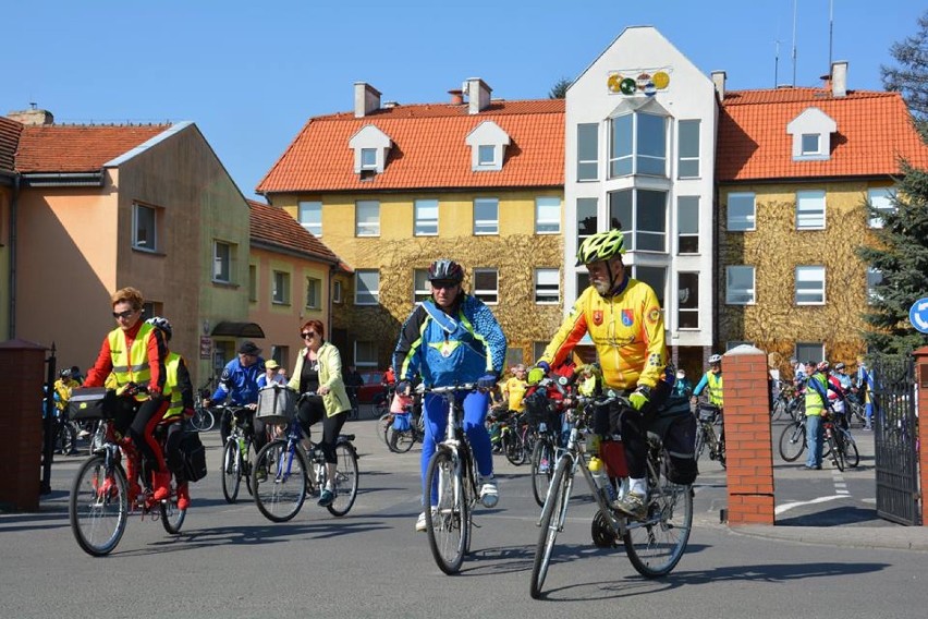 Już po raz 14. z Pleszewa wyruszył Kolarski Rajd Papieski, w którym wzięło udział blisko 100 cyklistów    