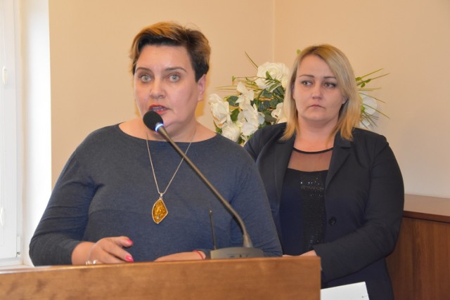 W obronie zagrożonych szkół, zwłaszcza SP w Sipiorach, występuje publicznie m.in. Anna Knasinska (przy mównicy)