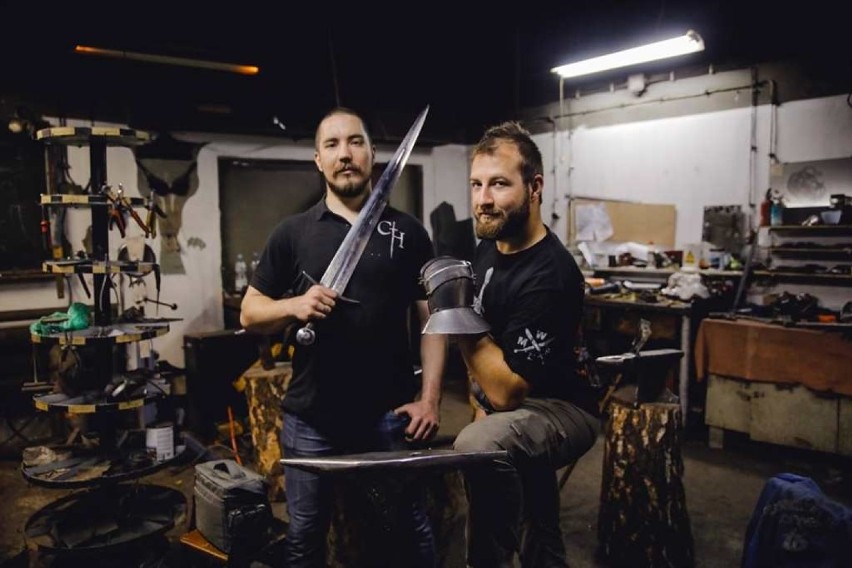 Dwaj płatnerze z Krakowa wykuwają zbroje i miecze dla współczesnych rycerzy [GALERIA]