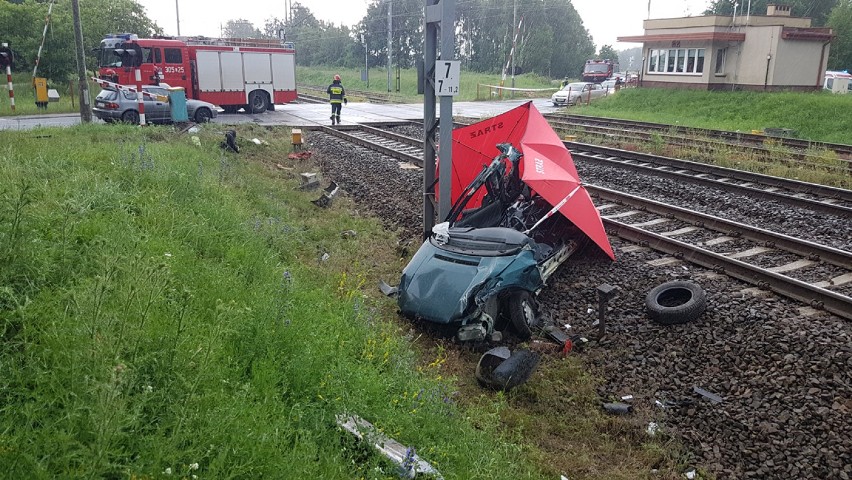 Śmiertelny wypadek na przejeździe kolejowym w Łodzi. Nie żyje mężczyzna [FOTO,FILM]