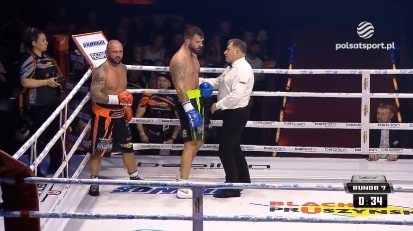 Boks. Łukasz Pławecki wygrał przez TKO. Gorąco po walce! Jego rywal, Mateusz Lis, się ośmieszył. „Boom Boom” komentuje 
