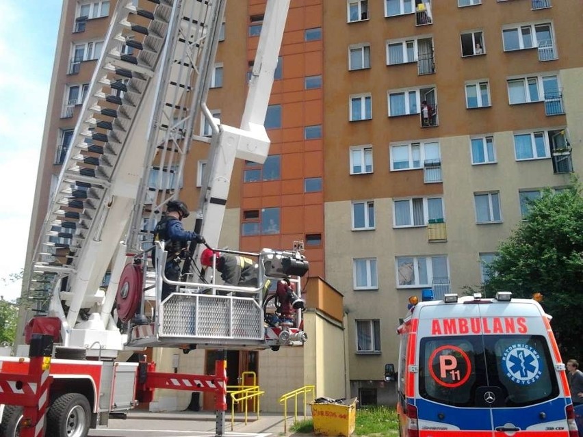 Poznań: Akcja strażaków w wieżowcu na os. Przyjaźni [ZDJĘCIA] 