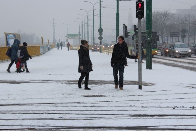 śnieg w Poznaniu, śnieg na chodniku