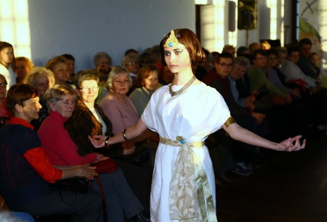 Pokaz mody w piotrkowskim muzeum