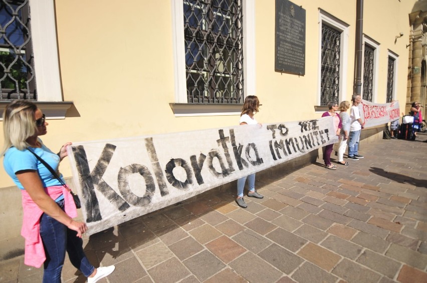 Kraków. Protestowali przed kurią przeciwko arcybiskupowi