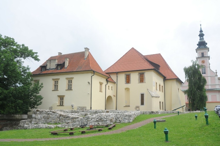 Muzeum w średniowiecznym zamku przenosi odwiedzających w...