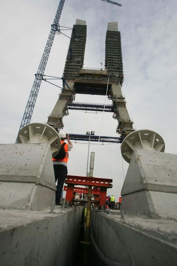Wrocław: Na moście Rędzińskim instalują wanty