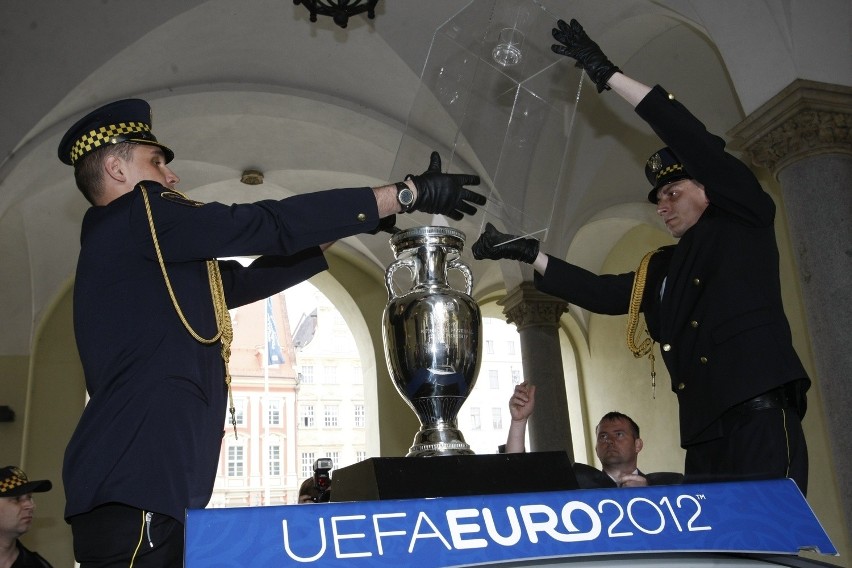 Czy puchar UEFA Euro to podróbka? Sprawdził to prezydent Dutkiewicz  