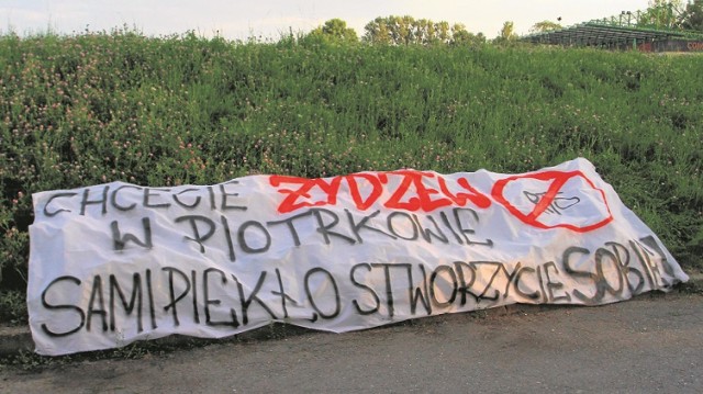 Baner takiej treści pojawił się niedawno na ogrodzeniu stadionu przy ul. Żwirki. Komu nie podoba się, że Widzew ma grać mecze w Piotrkowie?