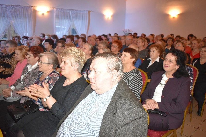 Dzień Kobiet w Tomicach. Anastazja i Piotr Nowakowie podbili serca publiczności zgromadzonej w sali GCK [ZDJĘCIA, WIDEO]