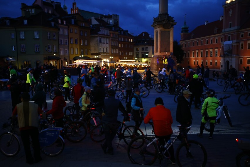Warszawska Masa Krytyczna: nocny przejazd rowerzystów ulicami stolicy
