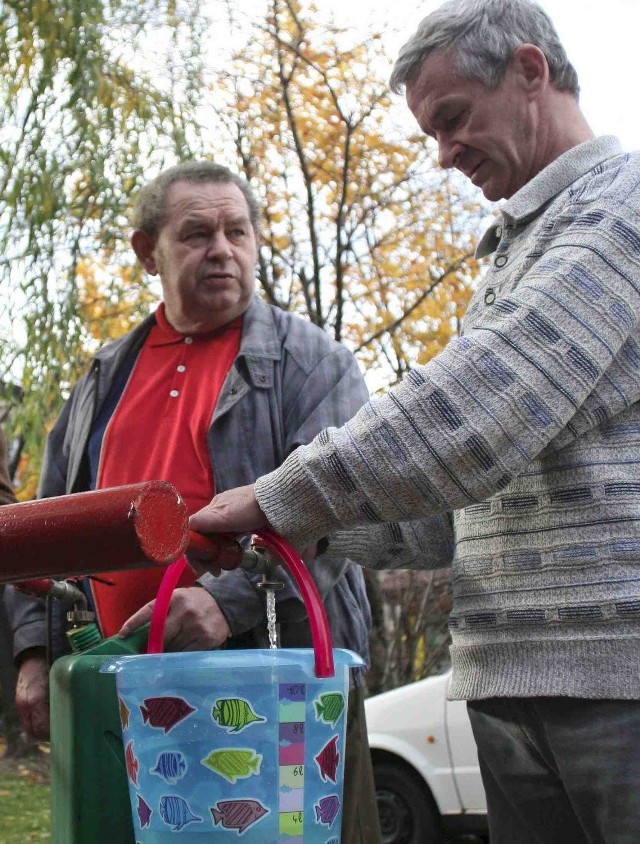 Beczkowozy pojawiły się na ulicy Długiej w Chorzowie Batorym