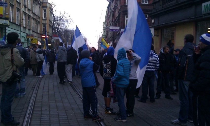 Manifestacja kibiców Ruchu Chorzów. Fani Niebieskich idą pod Urząd Miasta walczyć o stadion