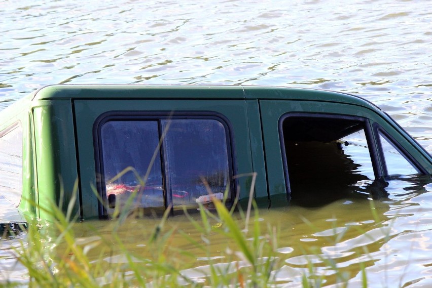 Samochód zatopiony w Stawach Stefańskiego w Łodzi