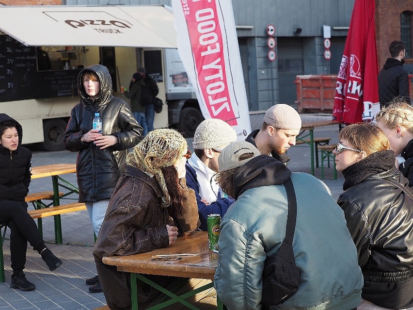 Zlot foodtrucków w EC1 w Łodzi. Dania z całego świata. Co można zjeść i ile to kosztuje? WIDEO, ZDJĘCIA, CENY