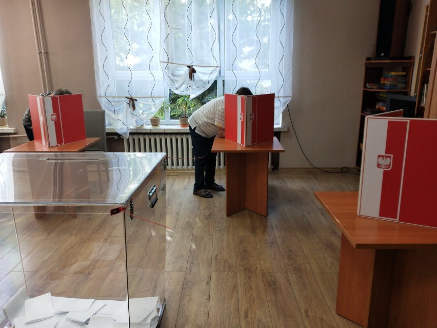 Zdjęcia archiwalne z lokalu wyborczego w OPS przy ul....
