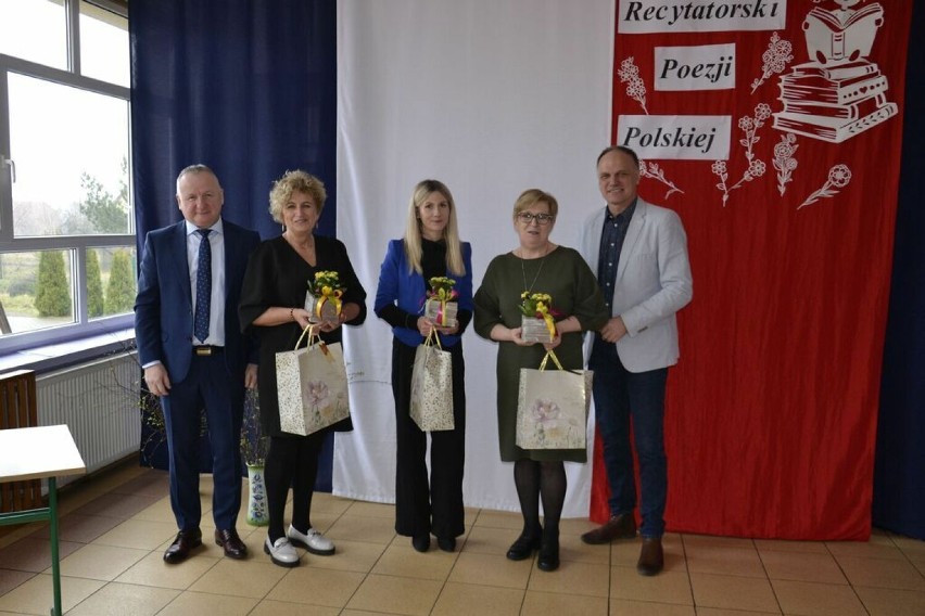 Gminny Konkurs Recytatorski Poezji Polskiej w Dziemianach. Występom dzieci towarzyszyły wielkie emocje