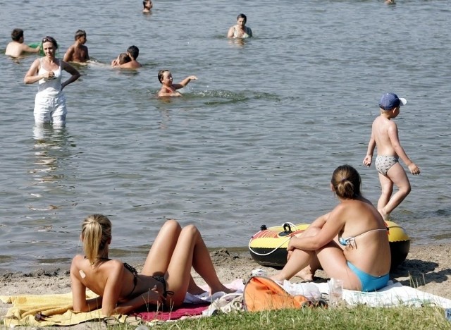 Nadal nie wiadomo co wywołało wysypkę u kąpiących się w Jeziorze Kierskim.