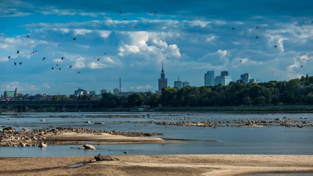 Przez wiele lat przestrzeń nad Wisłą postrzegana była jako nieciekawa, a wręcz brzydka. Niezagospodarowane tereny, zaniedbane plaże i bulwary nadwiślańskie nie zachęcały do spędzania wolnego czasu właśnie nad rzeką. 

Sytuacja powoli się zmienia. Coraz więcej wydarzeń organizowanych jest właśnie nad wodą, latem do użytku zostaną przeznaczone wyremontowane bulwary, warszawiacy coraz częściej zamiast do Łazienek czy na Pole Mokotowskie, idą właśnie nad Wisłę. Tam również latem koncentruje się życie nocne stolicy - w dalszym ciągu prężnie działają takie kluby jak Cud nad Wisłą, Barka czy La Playa.