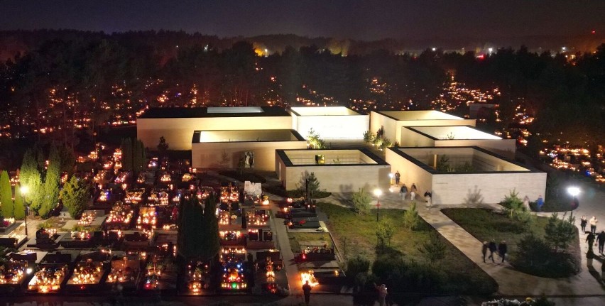 Radomskie cmentarze. Piękne, wieczorne zdjęcia z drona robią wrażenie. Firlej i Limanowskiego toną w blasku świec
