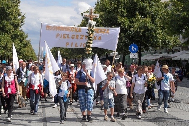 Pielgrzymka Diecezji Sosnowieckiej na Jasną Górę w pełnym słońcu! [ZDJĘCIA]