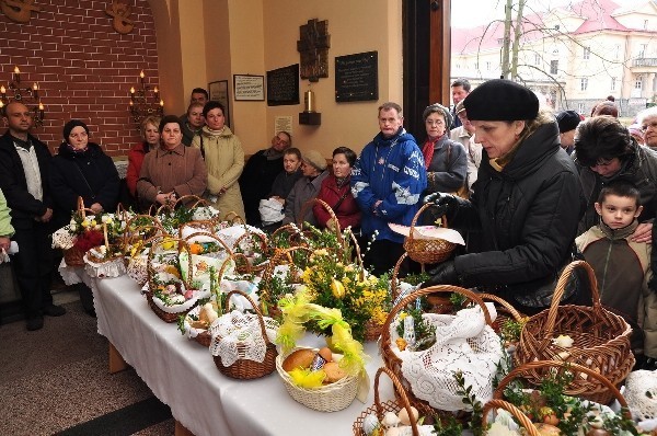 Święcenie wielkanocnych pokarmów [ZDJĘCIA]