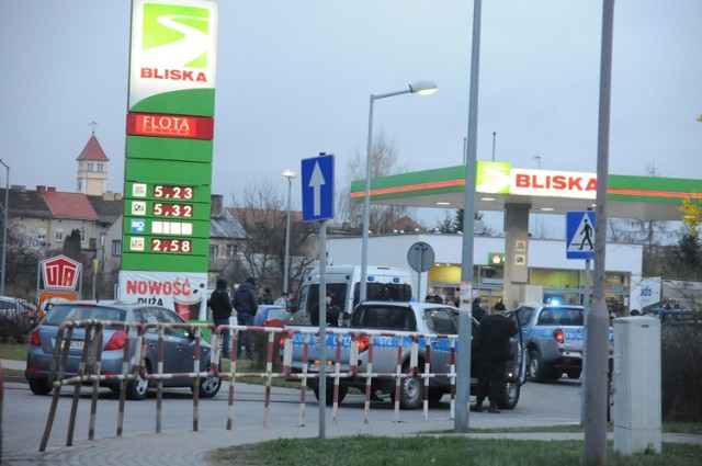 Kibice jadący na mecz byli kontrolowani przez policję na stacji paliw w Dolsku 25 marca 2014/Fot. Adrian Domański