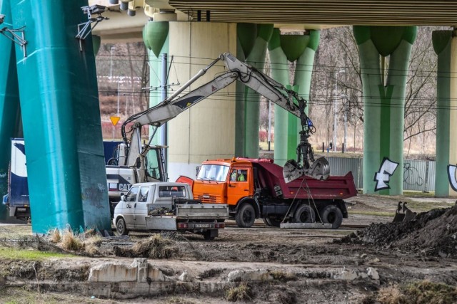 Pod Mostem Uniwersyteckim na Trasie Uniwersyteckiej w Bydgoszczy trwa stawianie tymczasowych podpór. Realizowane są też prace przygotowawcze do kolejnych robót