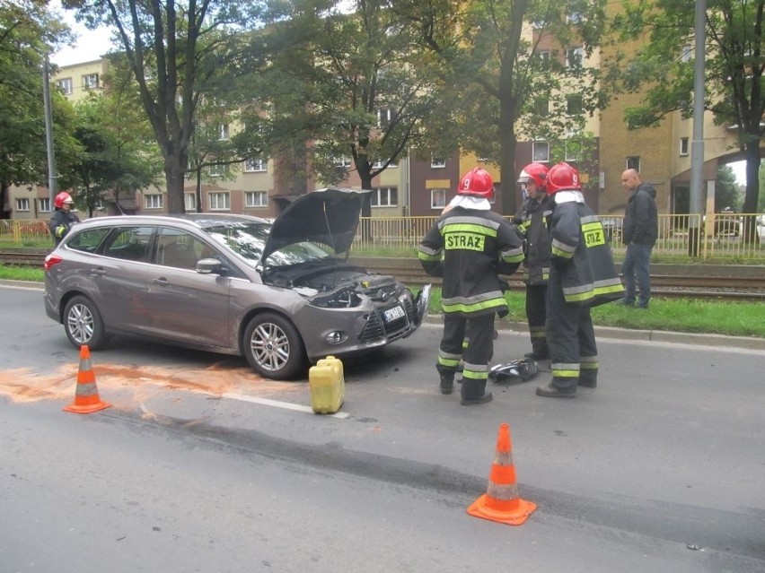 Wrocław: Zderzenie trzech samochodów. Zablokowany pas na alei Hallera (ZDJĘCIA)