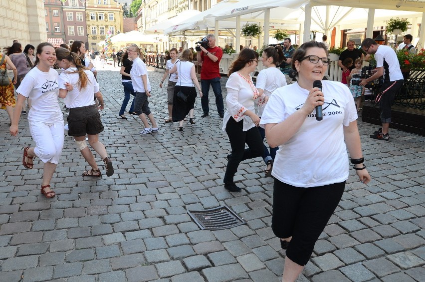 Równo o godz. 15 w kilkunastu miastach Polski młodzież z...