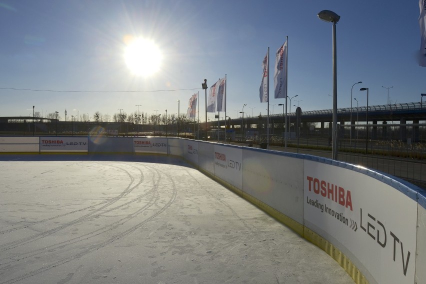 Wrocław: Lodowisko przy Stadionie Miejskim ruszyło (ZDJĘCIA, MAPA, CENNIK)