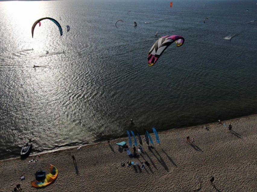 Cypel w Rewie: szkoła Aloha zaprosiła na testy surfingowych sprzętów. Na wodach Zatoki Puckiej latały foil windy i hydrofile