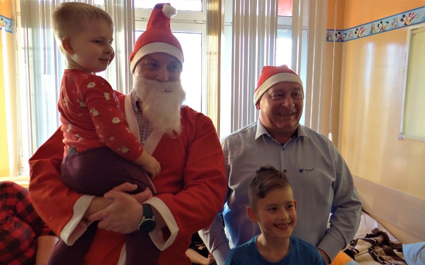 Święty Mikołaj i pracownicy firmy De Heus podarowali prezenty dzieciom [ZDJĘCIA] 