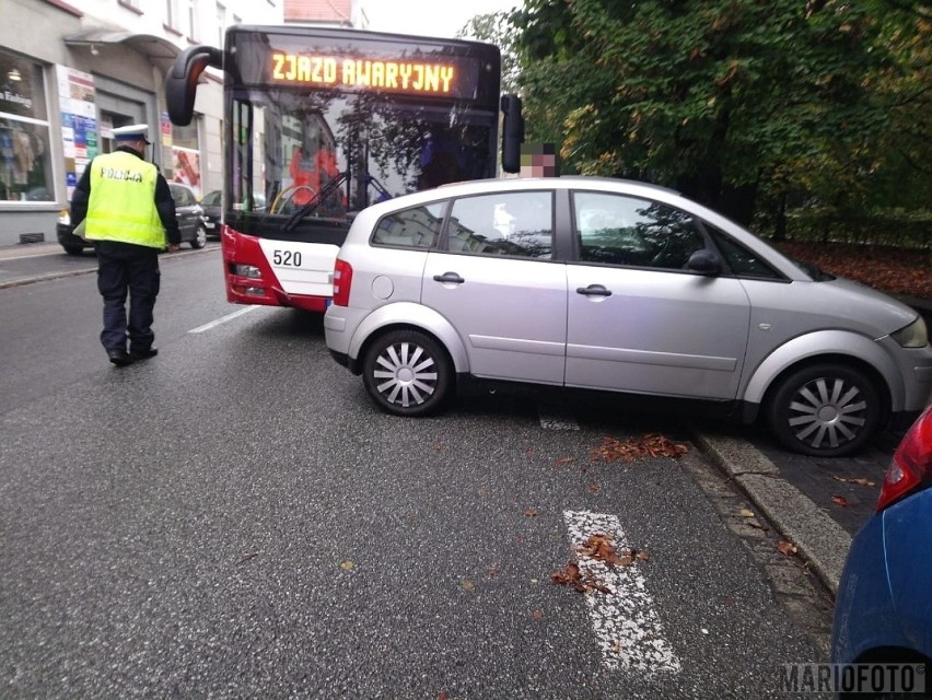 Wypadek na ul. Kołłątaja w Opolu. Autobus zderzył się z autem. Są poszkodowani