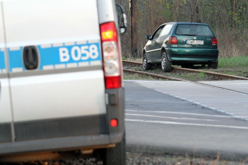 Pijany jechał autem po torach (ZOBACZ)