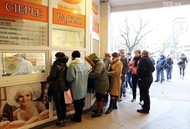 Dziś Tłusty Czwartek. Od rana piekarnie mają obłożenie. Mieszkańcy Szczecina ustawiały się w kolejkach po pączki. Największe kolejki tworzyły się na Bramie Portowej. 

