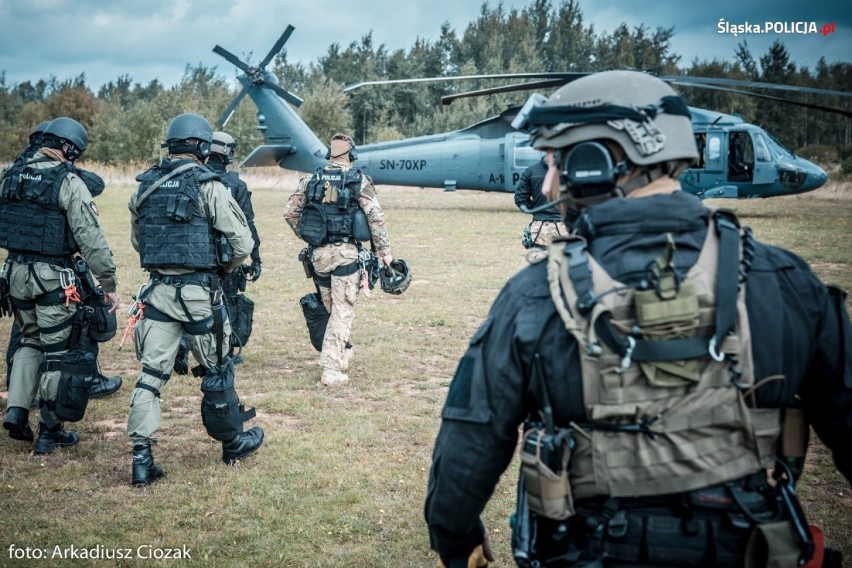 Pierwszy raz na Śląsku policyjni komandosi trenowali z wykorzystaniem śmigłowca Black Hawk [ZDJĘCIA, WIDEO]